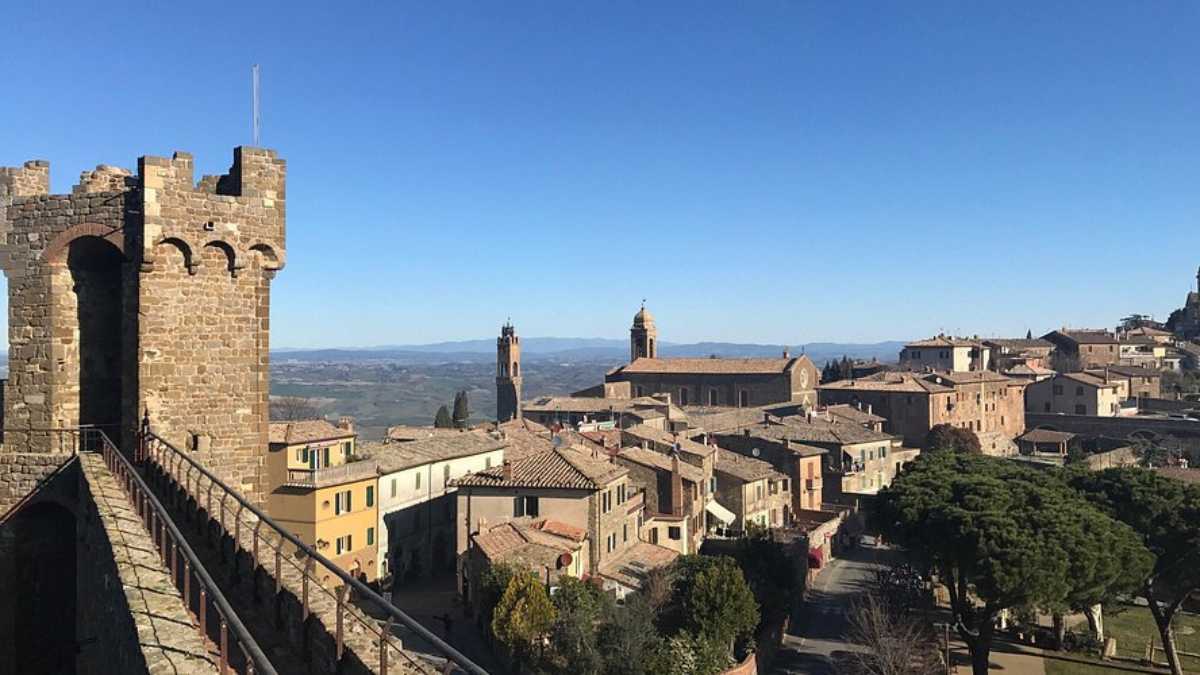 Montalcino e i suoi quartieri storici: tradizioni e Sagra del Tordo