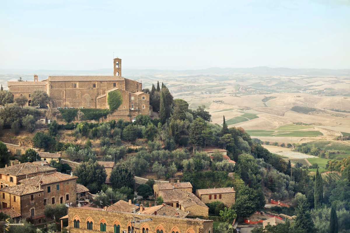 Panorama del centro storico di Montalcino visto dall’alto, con la Rocca, le mura medievali e le colline della Val d’Orcia sullo sfondo